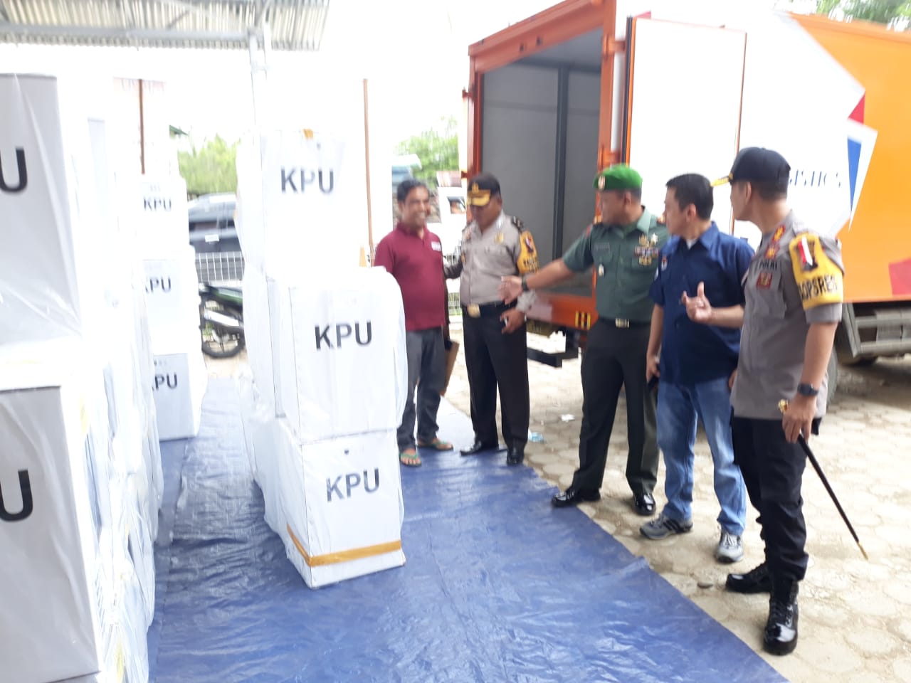 Dandim 0310SSD dan Kapolres Sijunjung, sedang didampingi Kabag Ops. dan Ketau KPU, memeriksa logistik yang akan didistribusikan dihalaman parkir KPU Sijunjung
